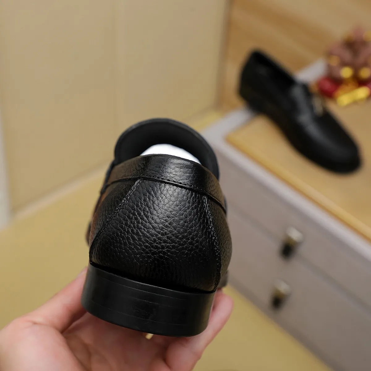Men's shoes 460 💰 Louis Vuitton LV ® 🆕 model 🔛 full shoe counter, first layer cowhide, 🐂leather lining casual shoes for men, super soft outsole, a must-have for driving. Synchronized with the counter, original first layer cowhide, completely 1:1 mold customization 🌹 top version, color optional! Number: 38-44 (45.46 customized)